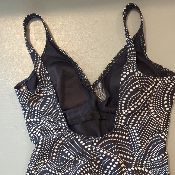 Miraclesuit Black‎ and White One Piece Swimsuit - Picture 4 of 7